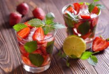 دستور تهیه موهیتو توت فرنگی (مرحله به مرحله)