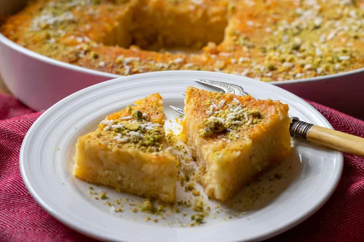 کیک بسبوسه کرمدار با آرد سمولینا (مرحله به مرحله) کیک بسبوسه کرمدار با آرد سمولینا (مرحله به مرحله)
