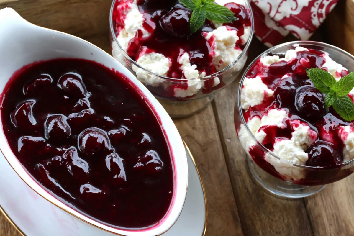 پودینگ با سس آلبالو، دسری مجلسی و خوشمزه (مرحله به مرحله)