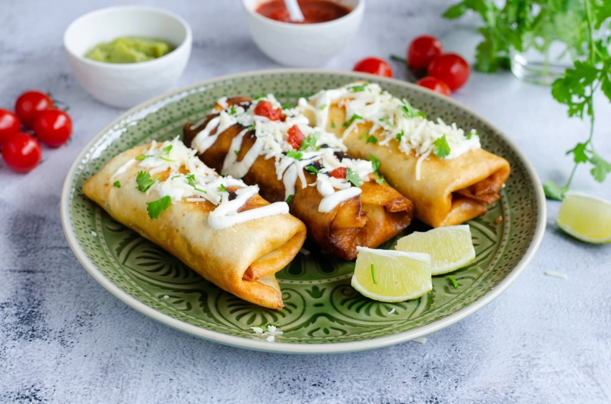 چیمی چانگای مکزیکی با طعم عالی (مرحله به مرحله) چیمی چانگای مکزیکی با طعم عالی (مرحله به مرحله)