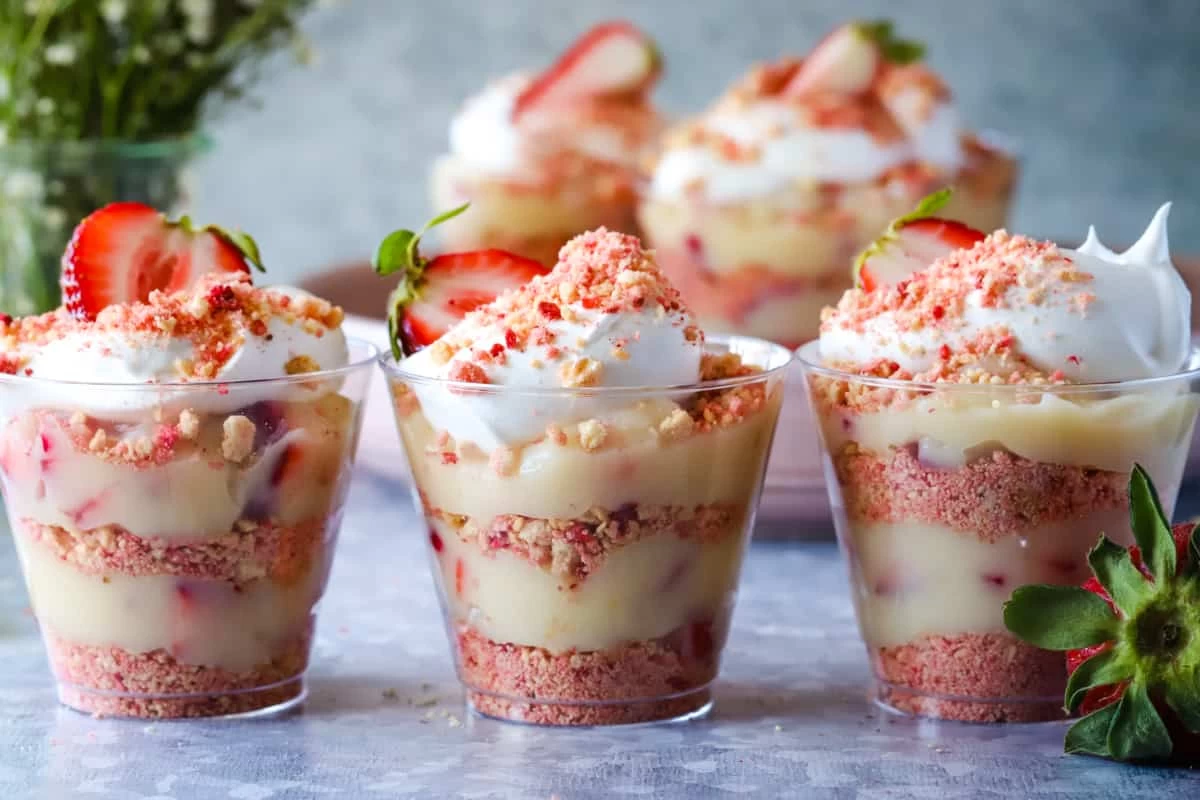چند دسر بهاری خوشمزه با توت فرنگی (مرحله به مرحله)