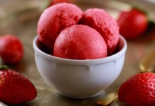 دستور تهیه ماست توت فرنگی یخ زده (مرحله به مرحله)