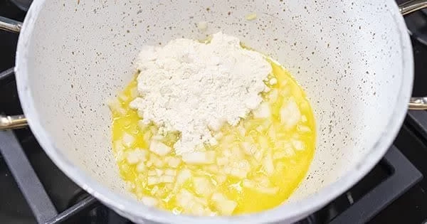 آماده سازی مواد برای سوپ مرغ
