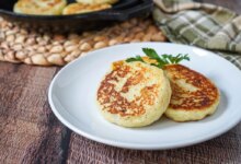 دستور ساده برای تهیه کوکو سیب زمینی پنیری (مرحله به مرحله)