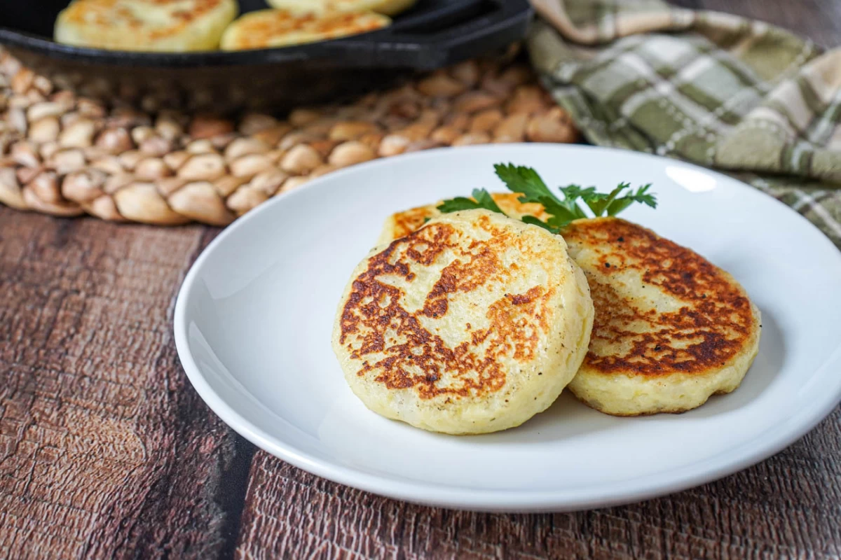 دستور ساده برای تهیه کوکو سیب زمینی پنیری (مرحله به مرحله)