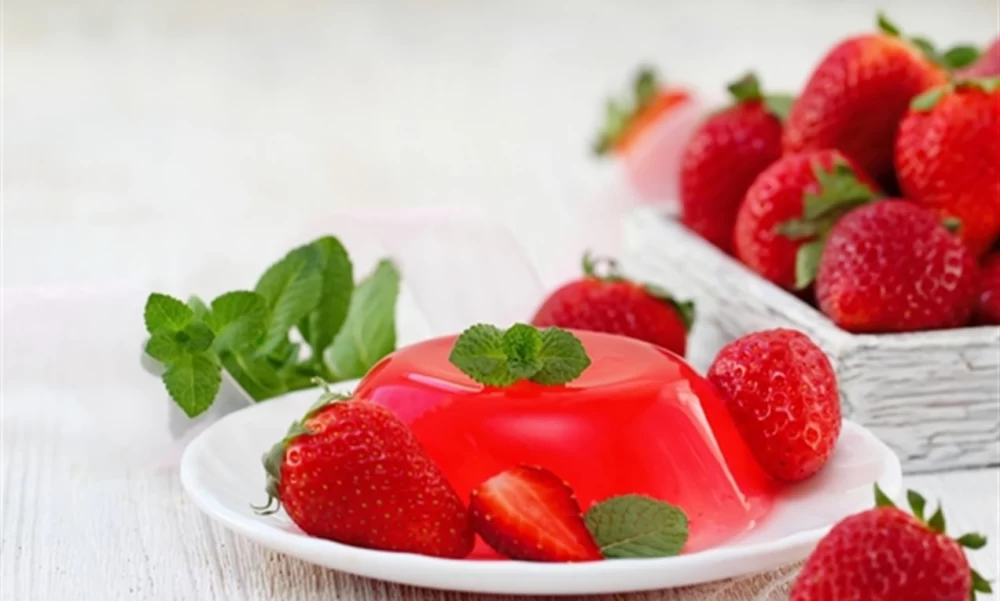 دستور تهیه ژله ی توت فرنگی
