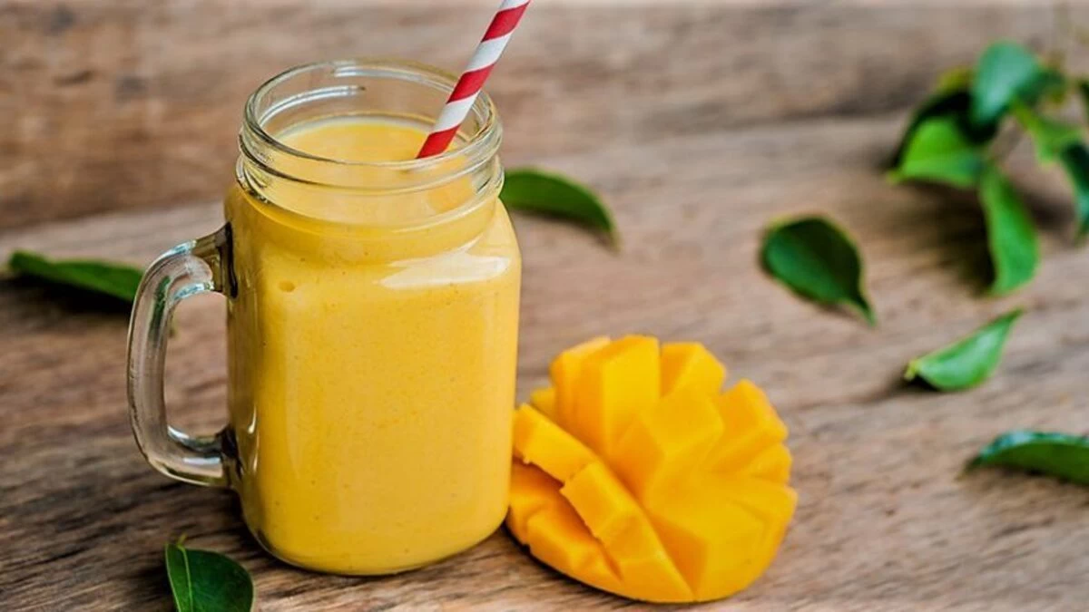 میلک شیک انبه خوشمزه و مخصوص (مرحله به مرحله) میلک شیک انبه خوشمزه و مخصوص (مرحله به مرحله)