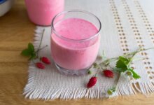 دستور تهیه اسموتی تمشک ساده (مرحله به مرحله)