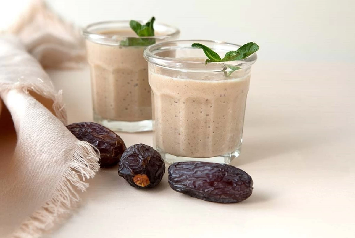 اسموتی خرما با ماست و وانیل (مرحله به مرحله) اسموتی خرما با ماست و وانیل (مرحله به مرحله)