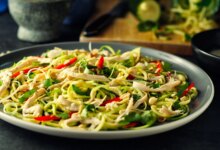 نودل کدو سبز با مرغ، یک شام کم کالری و خوشمزه (مرحله به مرحله)