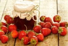 مربای توت فرنگی بدون شکر (مرحله به مرحله)