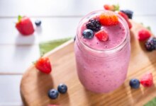 شیک توت فرنگی و تمشک (مرحله به مرحله)