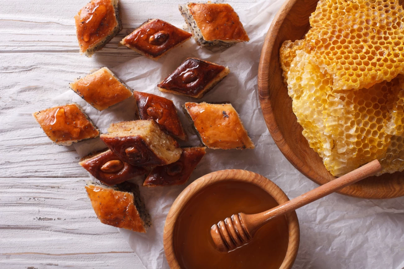 کیک عسلی با گردو (مرحله به مرحله)