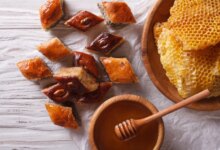 کیک عسلی با گردو (مرحله به مرحله)