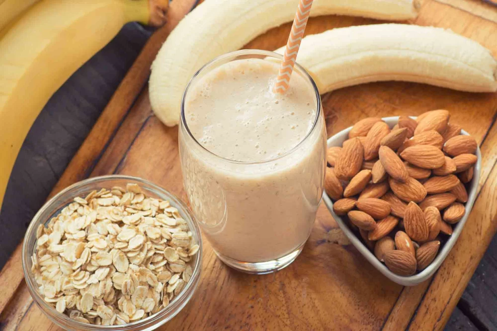 دستور تهیه “اسموتی موز و بادام” با نکات لازم
