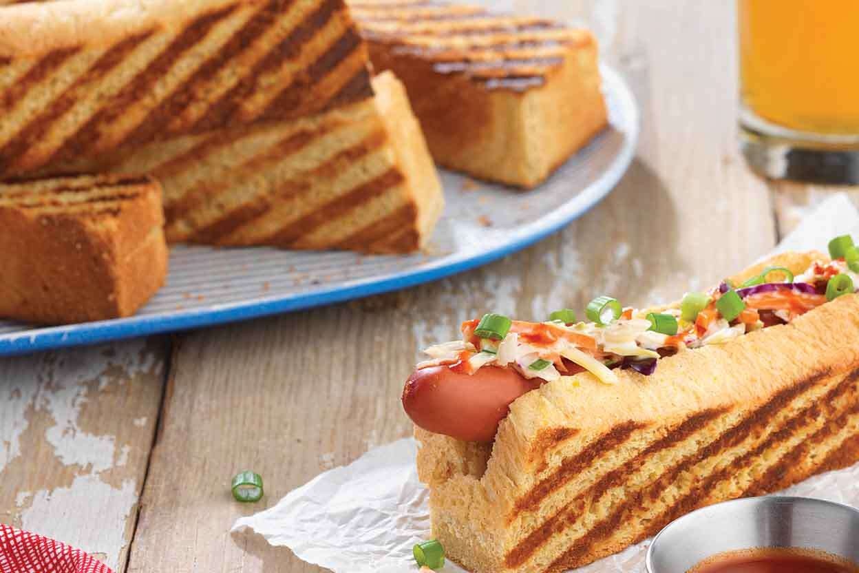 نان ذرت با هات داگ و آشنایی با دستور تهیه آن 