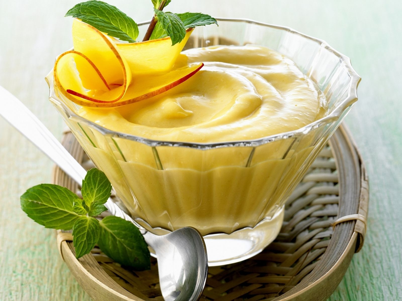 دستور تهیه تهیه پوره ماست و گیلاس و نعناع
