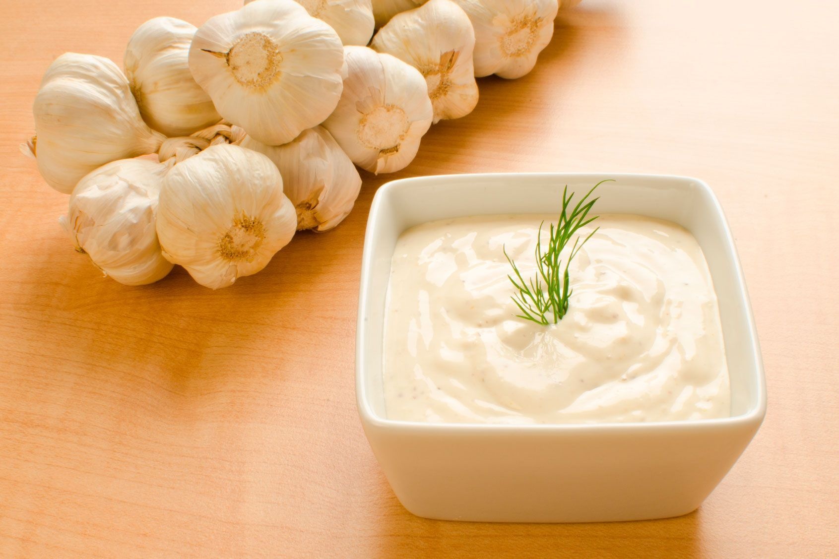 دستور عالی برای تهیه سس سیر خانگی خوشمزه (مرحله به مرحله) دستور عالی برای تهیه سس سیر خانگی خوشمزه (مرحله به مرحله)