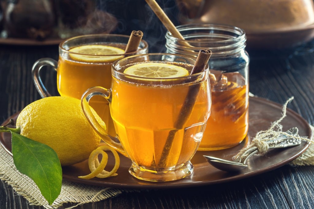 چگونه معجون لیمو عسلی درست کنیم؟ (مرحله به مرحله)