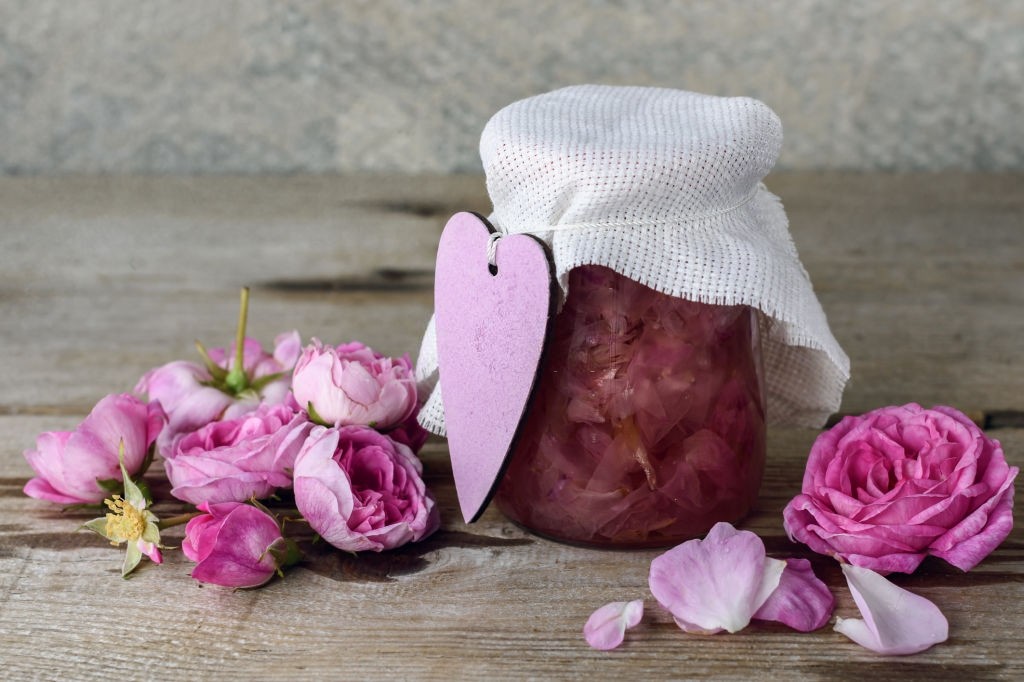 2 راه ساده برای رفع تلخی مربا گل محمدی (مرحله به مرحله) 2 راه ساده برای رفع تلخی مربا گل محمدی (مرحله به مرحله)