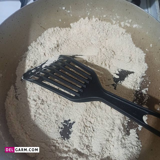 حلوا با آرد نخودچی