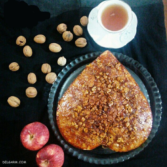 کیک سیب با گلیز گردویی