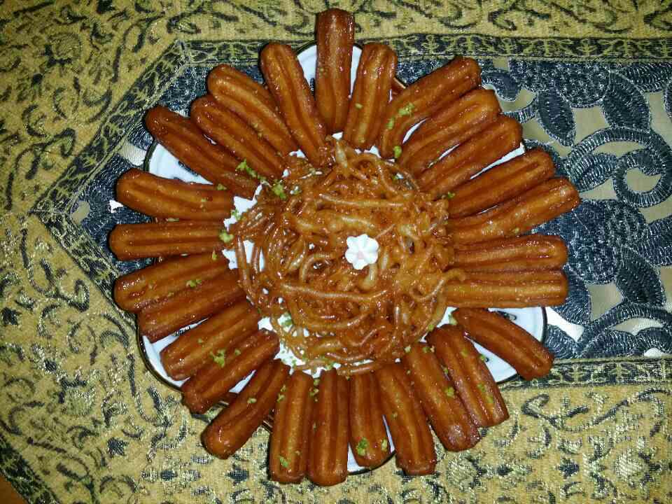 طرح چیدن زولبیا و بامیه در ظرف