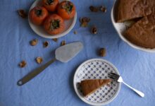 ۴ مرحله جهت تهیه کیک خیس و اسفنجی خرمالو و گردو (مرحله به مرحله)
