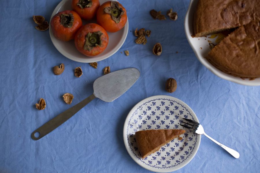 ۴ مرحله جهت تهیه کیک خیس و اسفنجی خرمالو و گردو (مرحله به مرحله) ۴ مرحله جهت تهیه کیک خیس و اسفنجی خرمالو و گردو (مرحله به مرحله)