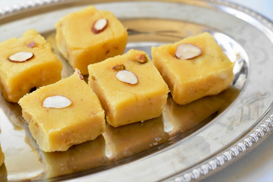 ۲ دستورالعمل ساده جهت تهیه حلوا مسقطی لاری (مرحله به مرحله) ۲ دستورالعمل ساده جهت تهیه حلوا مسقطی لاری (مرحله به مرحله)