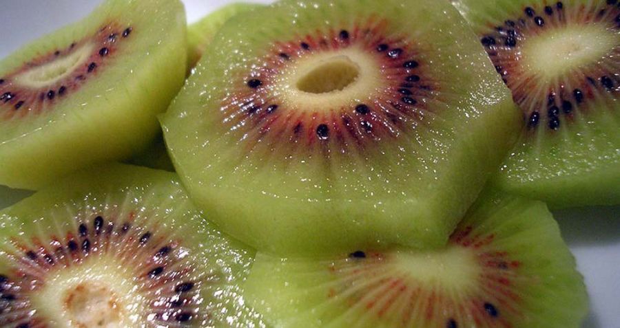 ۲ روش آسان برای تهیه ترشی کیوی ترش و ملس (مرحله به مرحله)