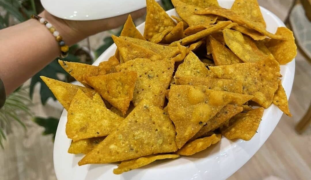 مواد لازم و آموزش چیپس ذرت خانگی (مرحله به مرحله) مواد لازم و آموزش چیپس ذرت خانگی (مرحله به مرحله)