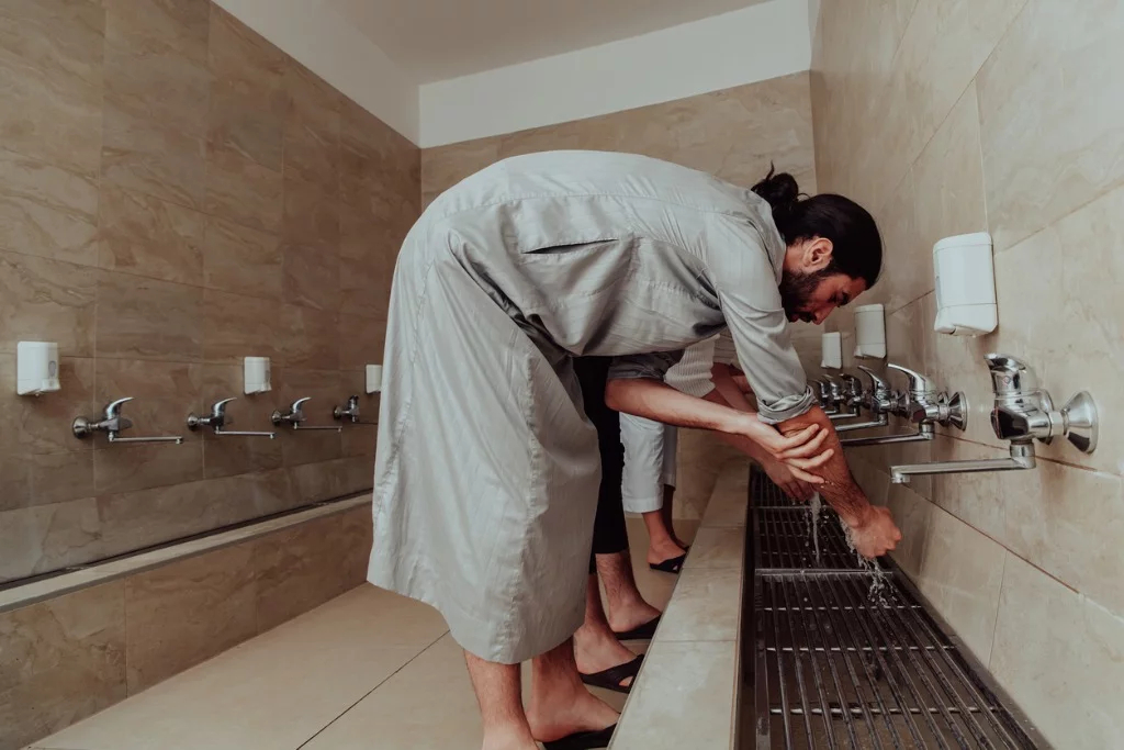 تعبیر خواب وضو گرفتن 💧 (کامل و رایگان | از نظر معبران و موضوعات مختلف) تعبیر خواب وضو گرفتن 💧 (کامل و رایگان | از نظر معبران و موضوعات مختلف)