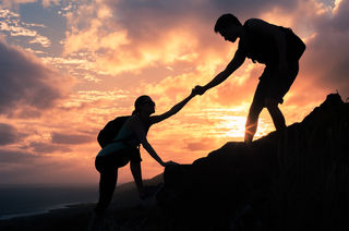 تعبیر خواب کمک کردن 🤝 (کامل و رایگان | از نظر معبران و موضوعات مختلف)