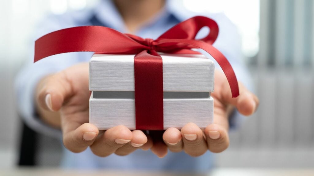 تعبیر خواب هدیه 🎁 (کامل و رایگان | از نظر معبران و موضوعات مختلف) تعبیر خواب هدیه 🎁 (کامل و رایگان | از نظر معبران و موضوعات مختلف)