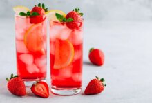 آشنایی با دستور تهیه اسموتی لیموناد توت‌فرنگی (مرحله به مرحله)