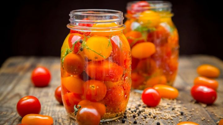 با این دستور ساده، گوجه شور خانگی درست کنید