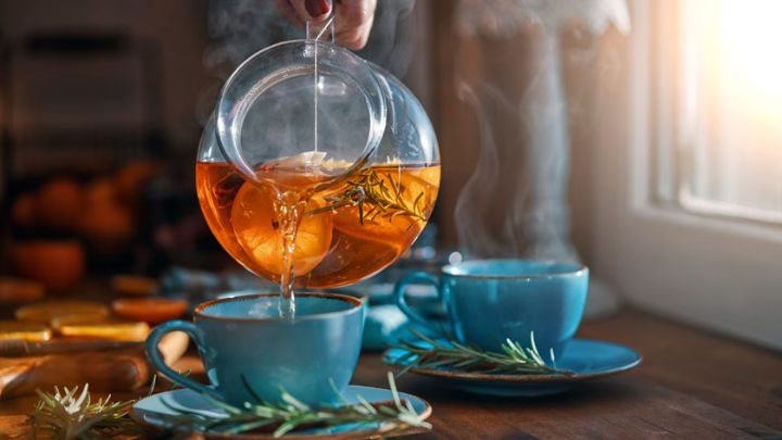 خوردن چای بعد از غذا باعث چه چیزی می‌شود؟ (فواید و ضررها)