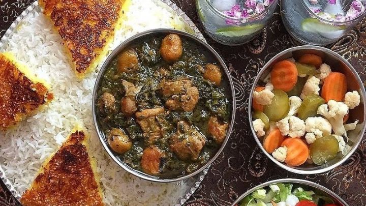 خورش آلو اسفناج با گوشت قلقلی؛ یک ناهار خانگی که عاشقش می‌شوید