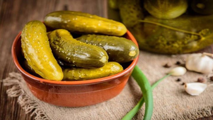 خیارشور ترد خانگی را با آب نجوشیده درست کنید خیارشور ترد خانگی را با آب نجوشیده درست کنید