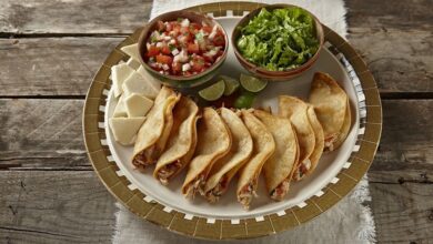 دستور تهیه تاکیتوی مرغ با پنیر و سس سالسا (مرحله به مرحله)