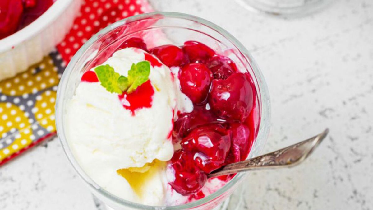 دستور تهیه تهیه دسر گیلاس به ۳ روش مناسب فصل بهار (مرحله به مرحله) دستور تهیه تهیه دسر گیلاس به ۳ روش مناسب فصل بهار (مرحله به مرحله)