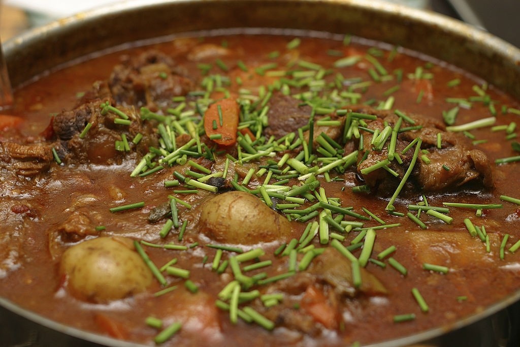 دستور تهیه خورش سیب سولقانی با گوشت ماهیچه (مرحله به مرحله) دستور تهیه خورش سیب سولقانی با گوشت ماهیچه (مرحله به مرحله)