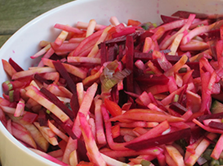 دستور تهیه سالاد لبو و سیب مناسب افراد رژیمی (مرحله به مرحله) دستور تهیه سالاد لبو و سیب مناسب افراد رژیمی (مرحله به مرحله)