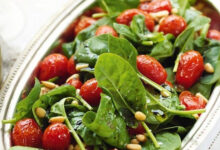 دستور تهیه سالاد گوجه گیلاسی پر از انرژی (مرحله به مرحله)