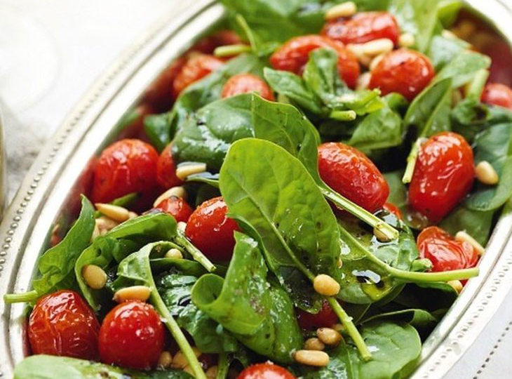 دستور تهیه سالاد گوجه گیلاسی پر از انرژی (مرحله به مرحله) دستور تهیه سالاد گوجه گیلاسی پر از انرژی (مرحله به مرحله)