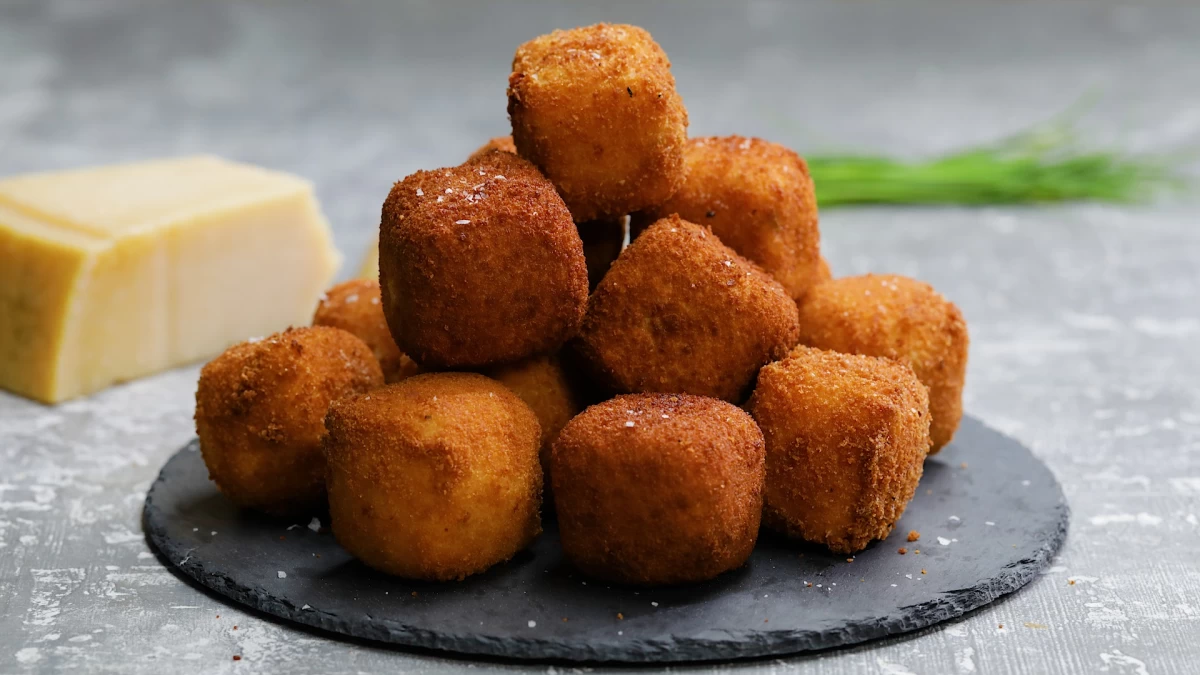 دستور تهیه سریع سیب زمینی با ژامبون و پنیر (مرحله به مرحله)