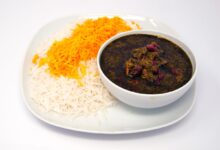 دستور تهیه قورمه سبزی گیاهی بدون گوشت با قارچ (مرحله به مرحله)