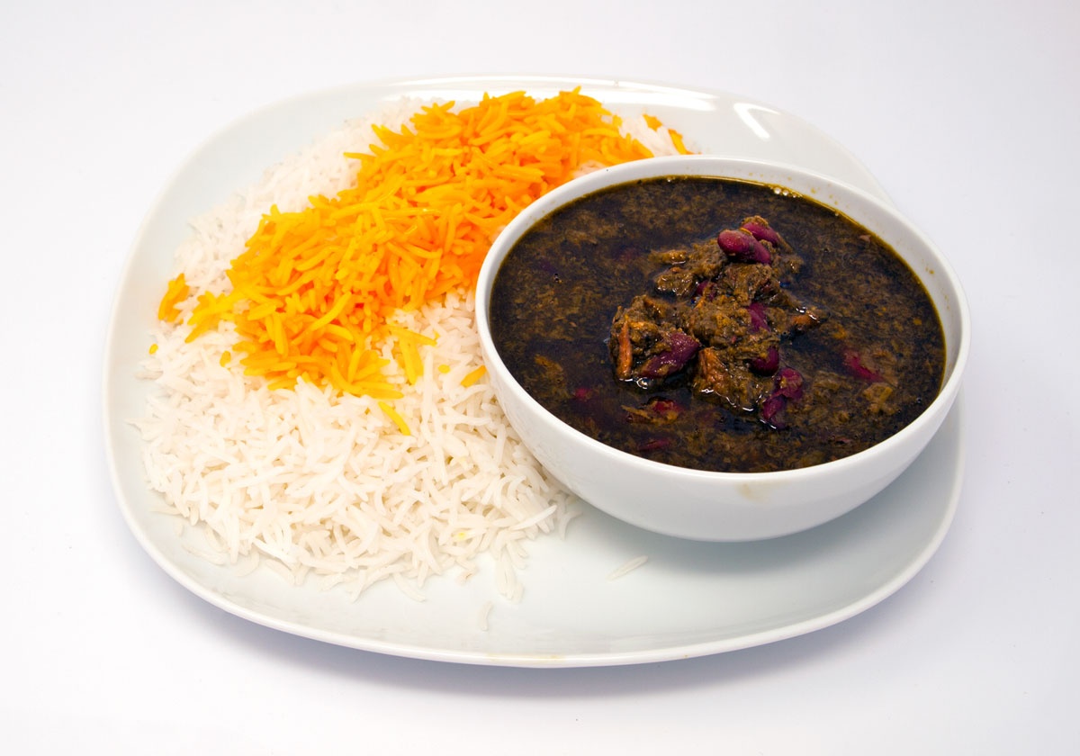 دستور تهیه قورمه سبزی گیاهی بدون گوشت با قارچ (مرحله به مرحله)