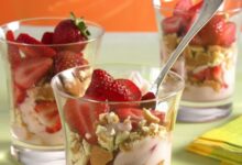 دستور تهیه پارفیت توت فرنگی دسر مجلسی و شیک (مرحله به مرحله)